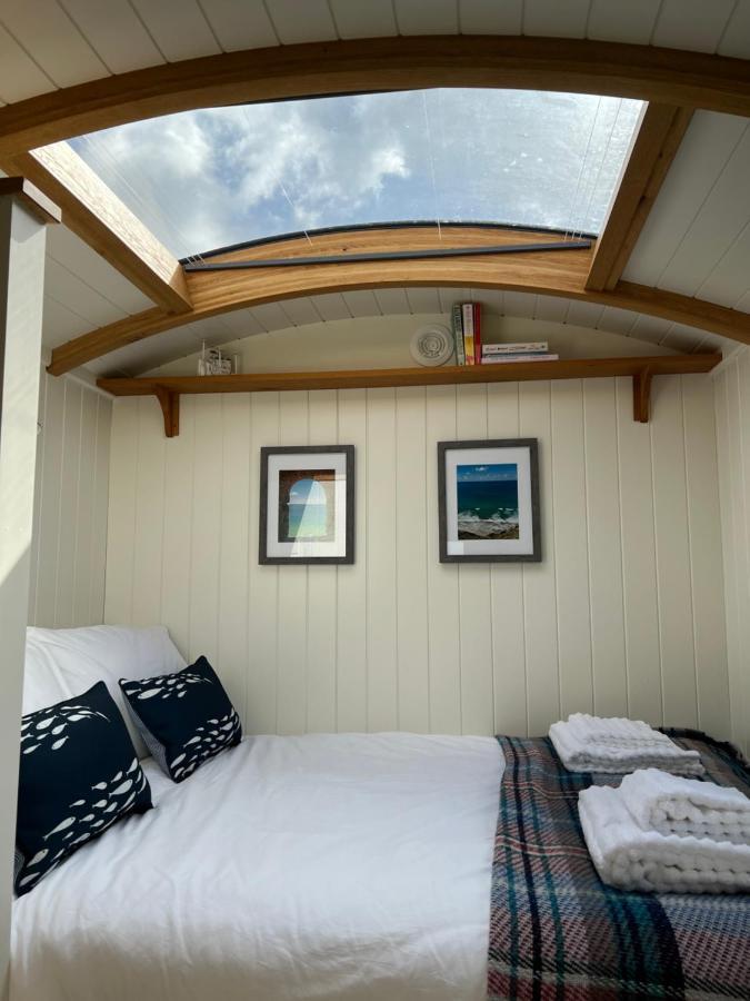 Toms Hut And Robins Rest Shepherd Huts Near Уэйдбридж Экстерьер фото